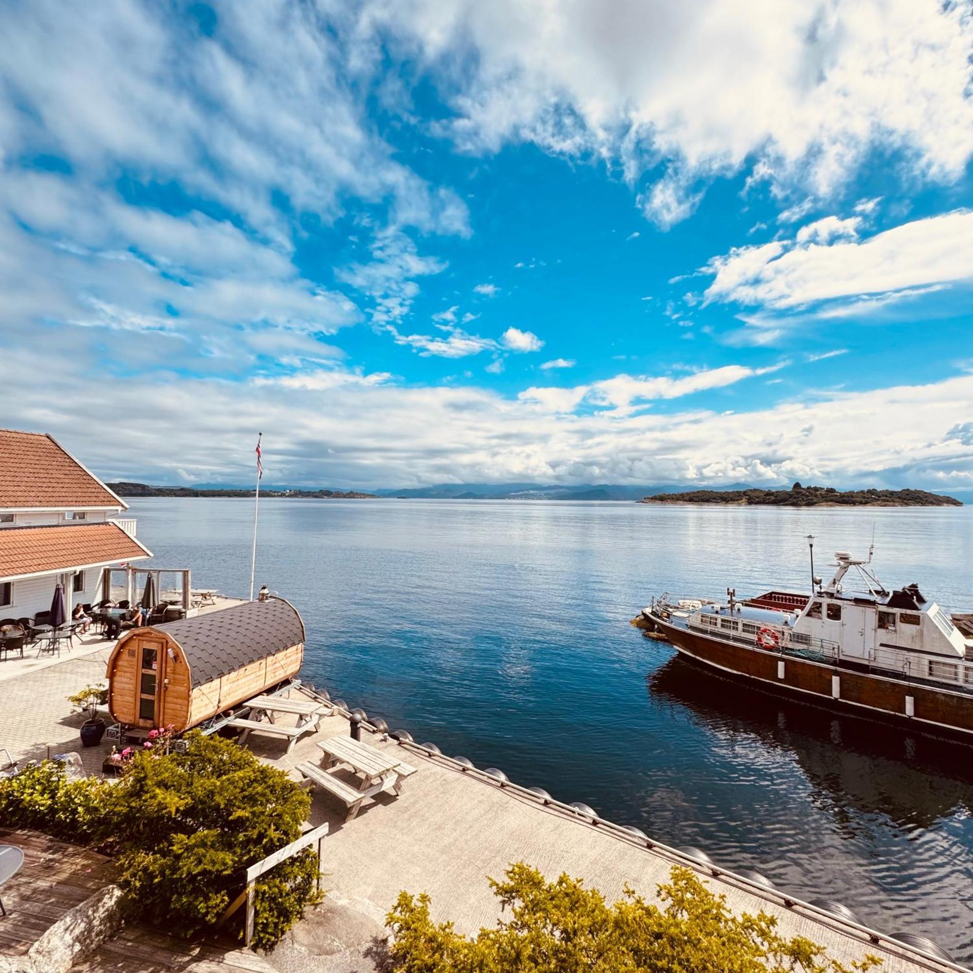 Sjoberg Hotell Og Ferie Leiligheter Østhusvik Exteriör bild