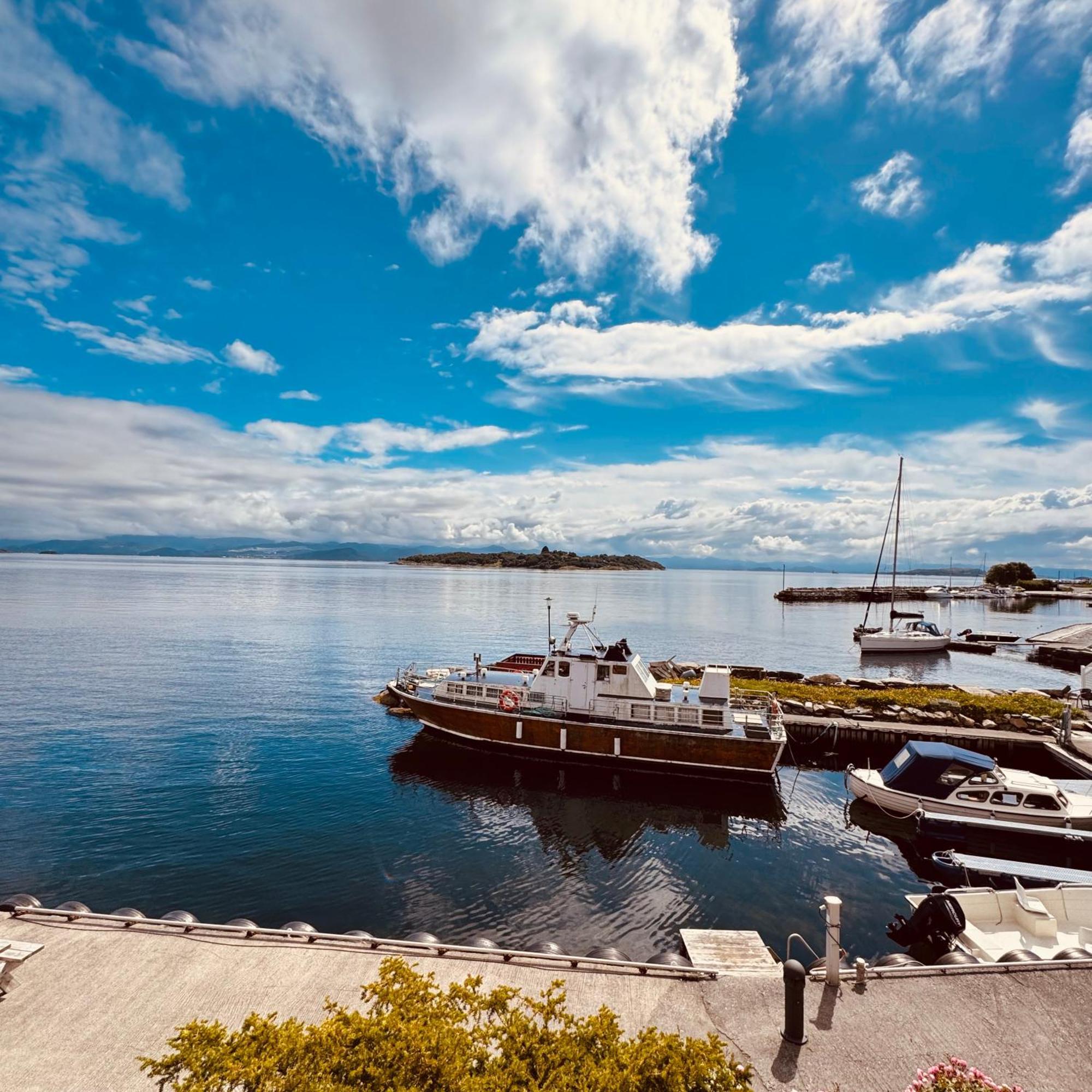 Sjoberg Hotell Og Ferie Leiligheter Østhusvik Exteriör bild