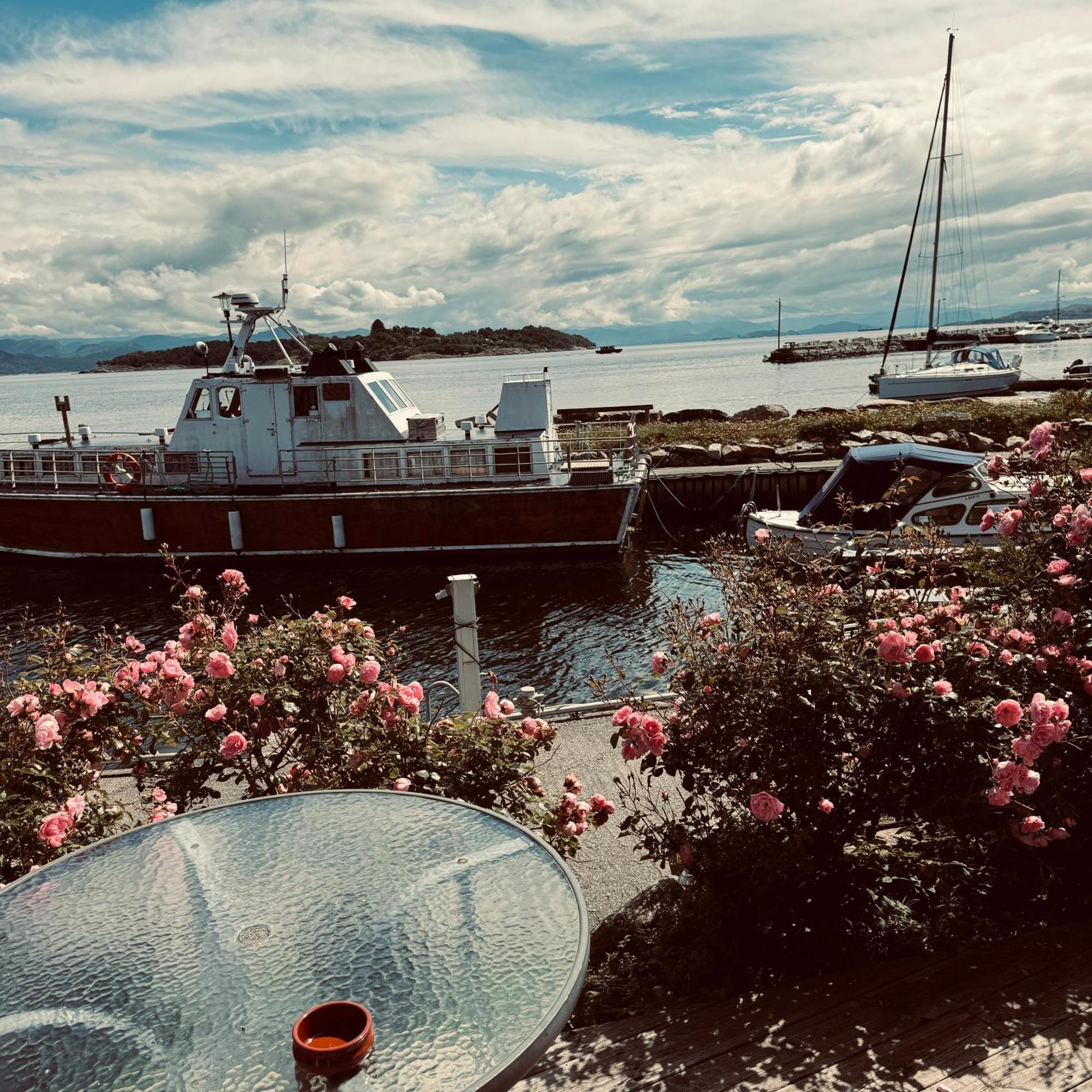 Sjoberg Hotell Og Ferie Leiligheter Østhusvik Exteriör bild