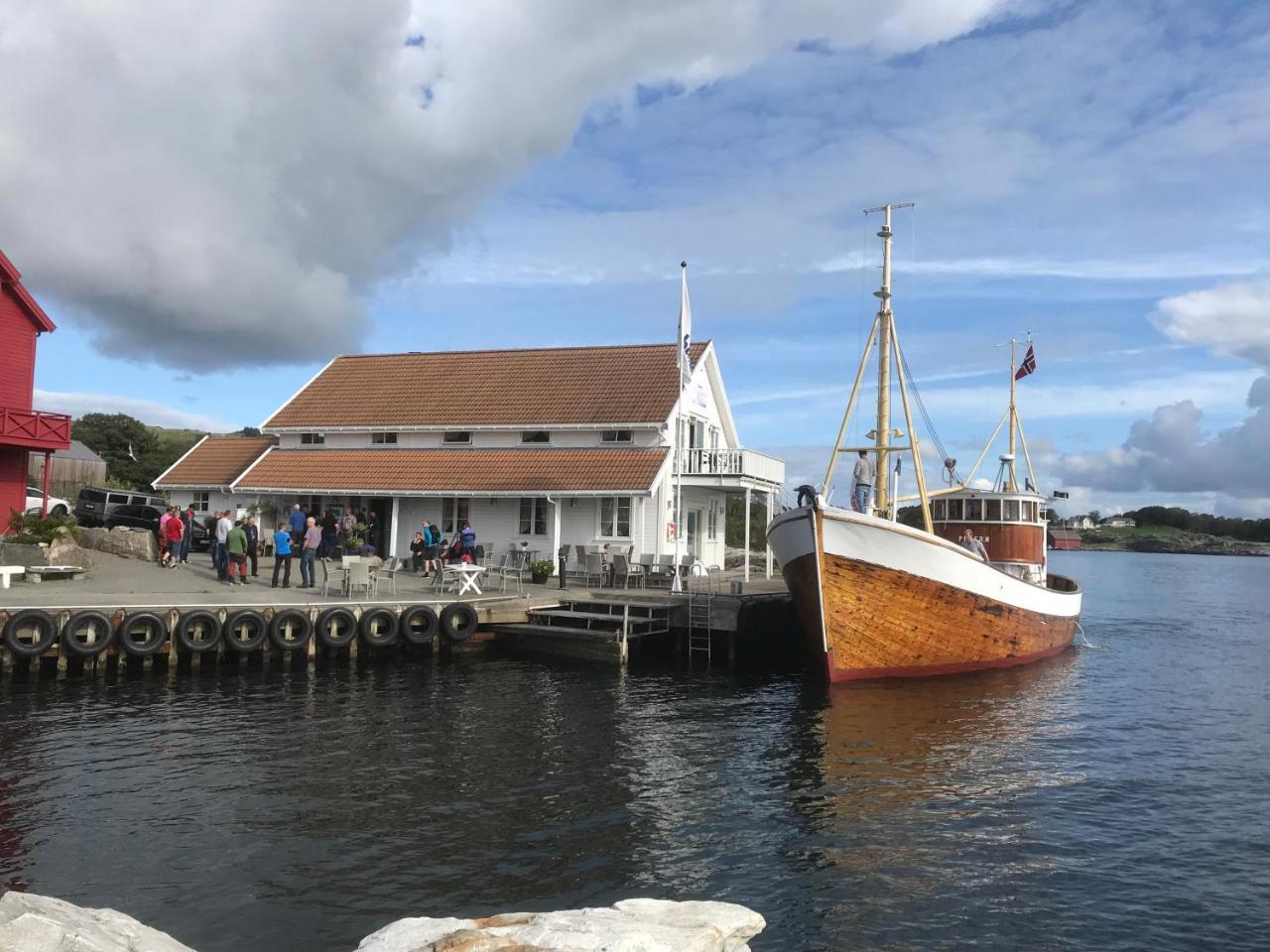 Sjoberg Hotell Og Ferie Leiligheter Østhusvik Exteriör bild